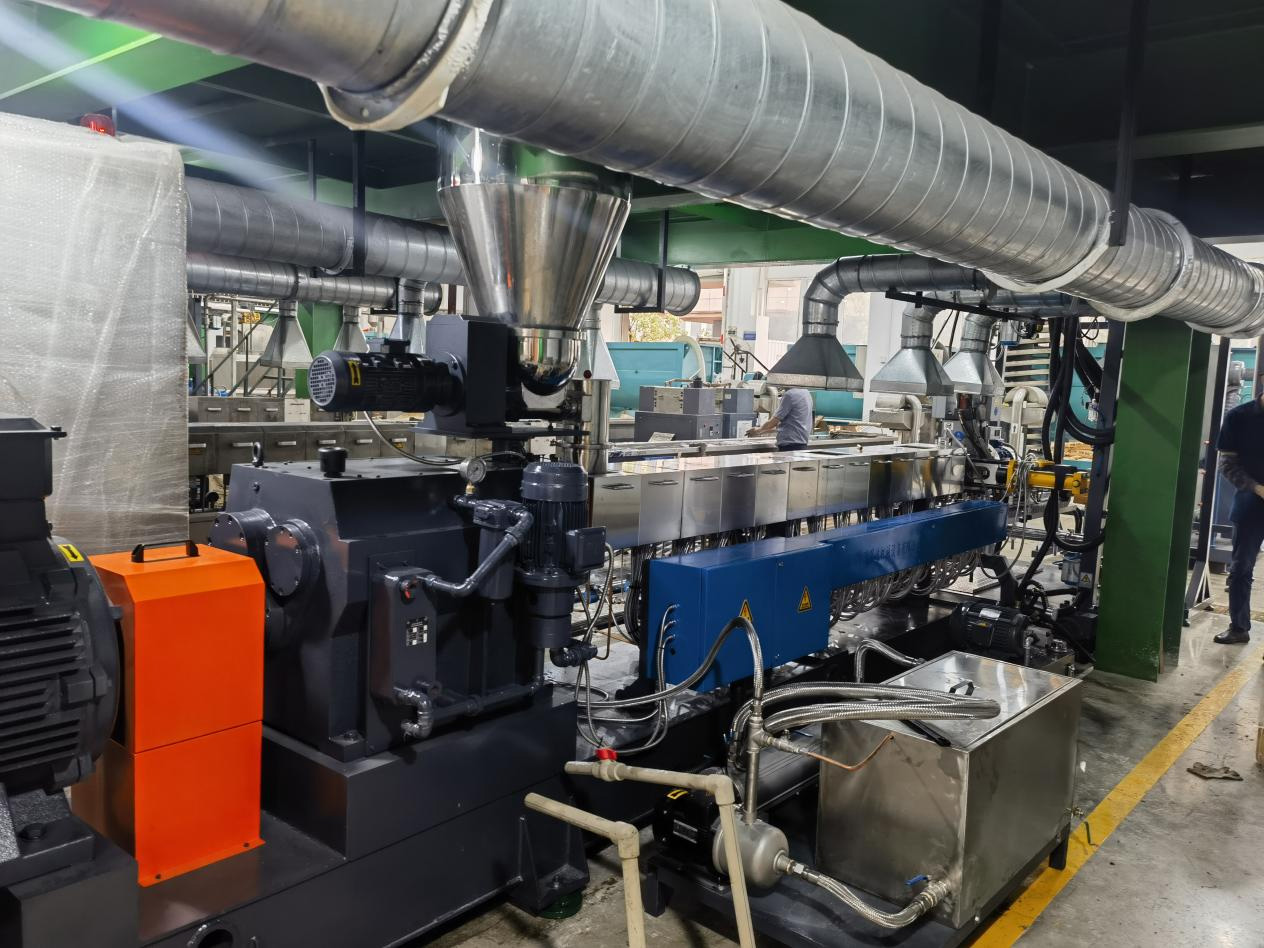 色婷婷五月电影网TPE引進雙（shuāng）螺杆擠出機+水下切生產線自動化設（shè）備